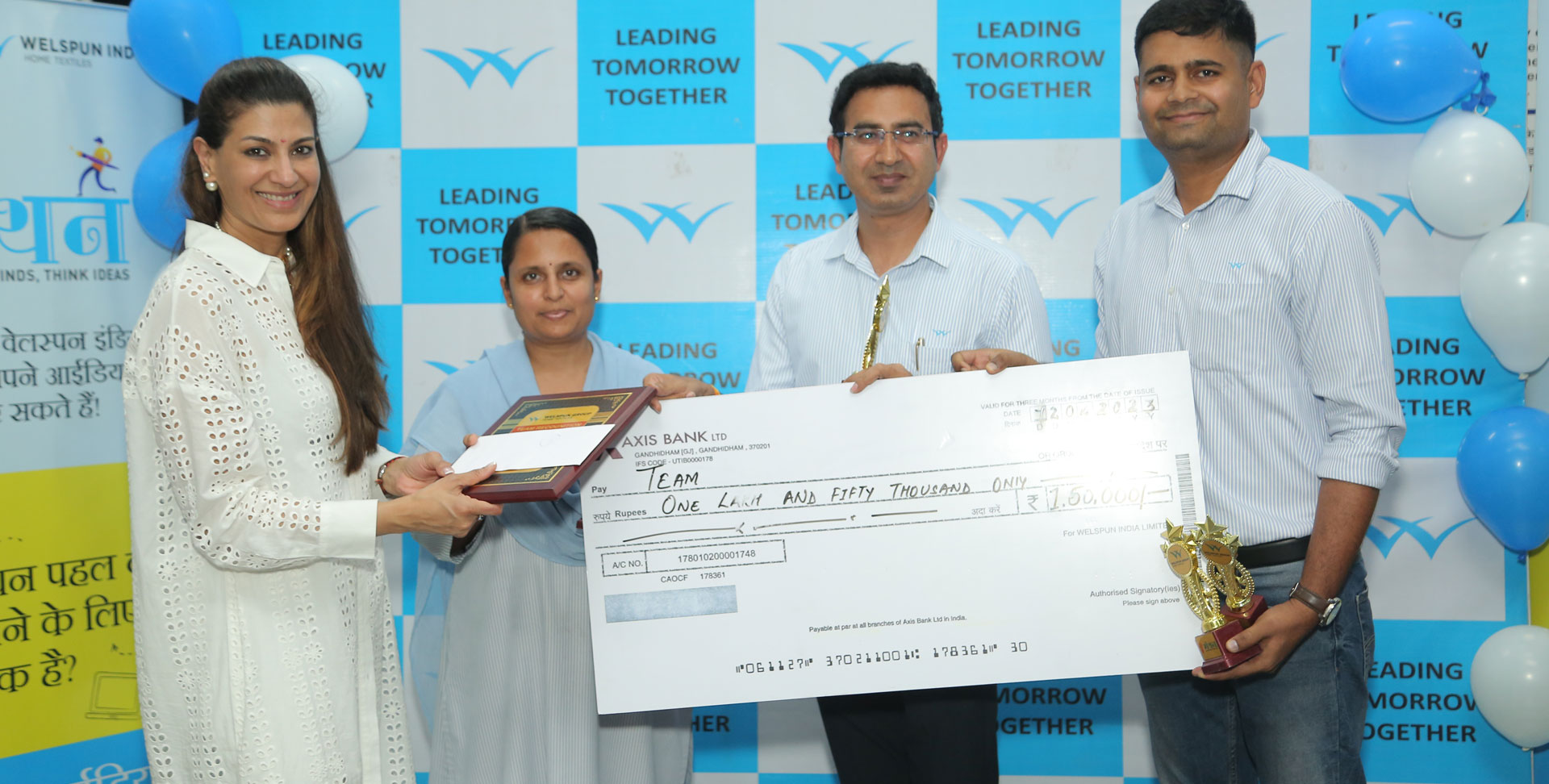 Distributing gifts of the Welspun Manthan Program